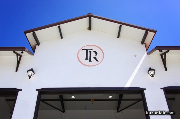 Новата дестилерия Terra Roza, на световния гигант dōTERRA, бе посетена от посланика на САЩ в България Херо Мустафа