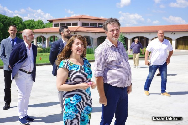 Новата дестилерия Terra Roza, на световния гигант dōTERRA, бе посетена от посланика на САЩ в България Херо Мустафа