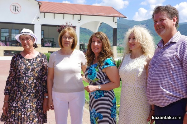 Новата дестилерия Terra Roza, на световния гигант dōTERRA, бе посетена от посланика на САЩ в България Херо Мустафа