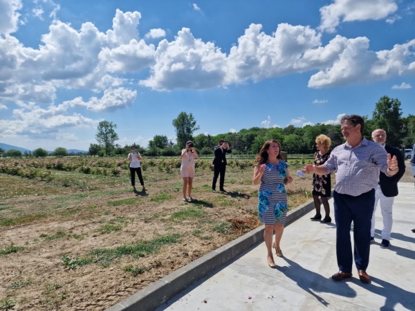 Кметът на Казанлък разговаря с американския посланик за възстановяването на НЧ “Светлина“ в град Шипка