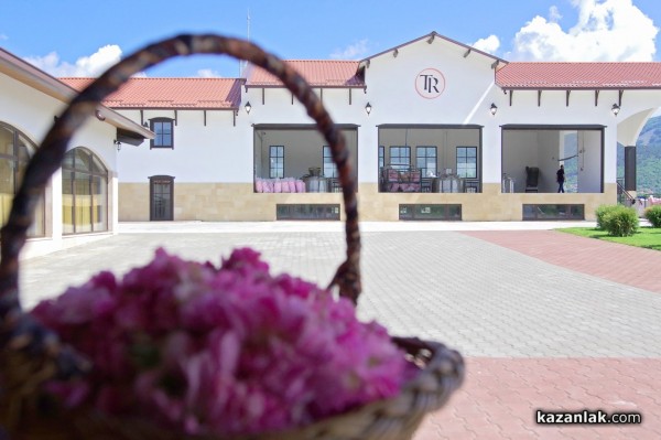 Новата дестилерия Terra Roza, на световния гигант dōTERRA, бе посетена от посланика на САЩ в България Херо Мустафа