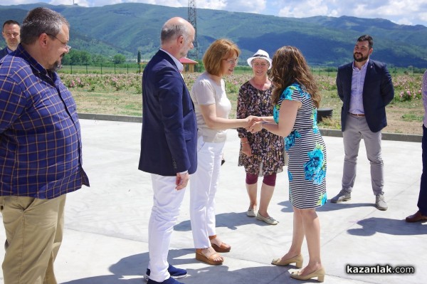 Новата дестилерия Terra Roza, на световния гигант dōTERRA, бе посетена от посланика на САЩ в България Херо Мустафа