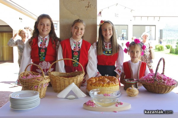 Новата дестилерия Terra Roza, на световния гигант dōTERRA, бе посетена от посланика на САЩ в България Херо Мустафа