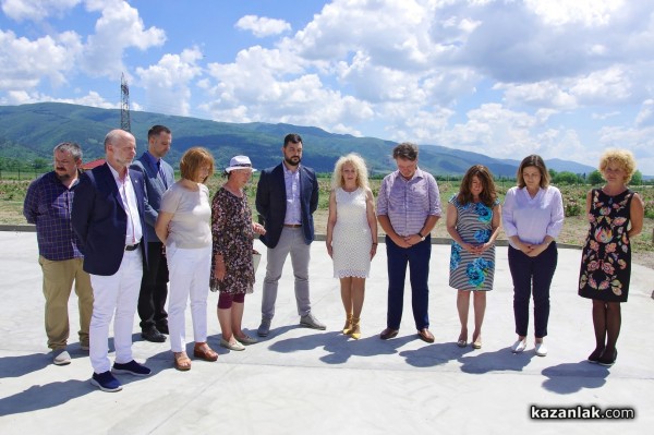 Новата дестилерия Terra Roza, на световния гигант dōTERRA, бе посетена от посланика на САЩ в България Херо Мустафа