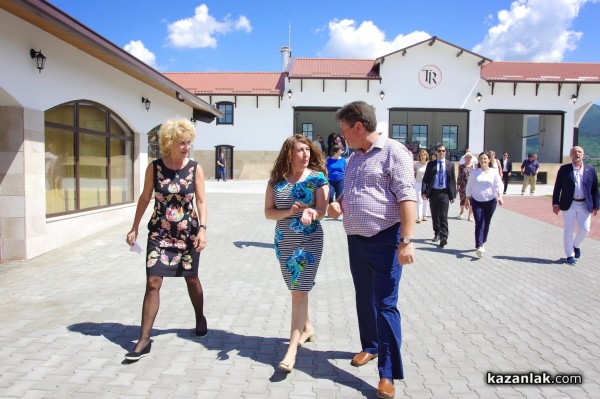 Новата дестилерия Terra Roza, на световния гигант dōTERRA, бе посетена от посланика на САЩ в България Херо Мустафа