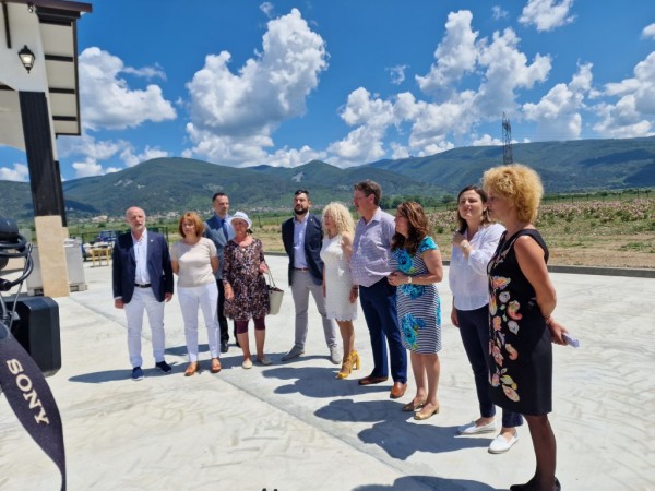 Кметът на Казанлък разговаря с американския посланик за възстановяването на НЧ “Светлина“ в град Шипка