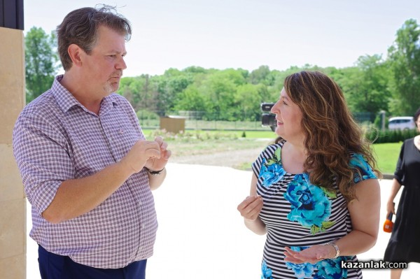 Новата дестилерия Terra Roza, на световния гигант dōTERRA, бе посетена от посланика на САЩ в България Херо Мустафа