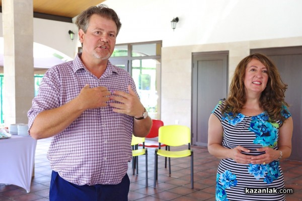 Новата дестилерия Terra Roza, на световния гигант dōTERRA, бе посетена от посланика на САЩ в България Херо Мустафа