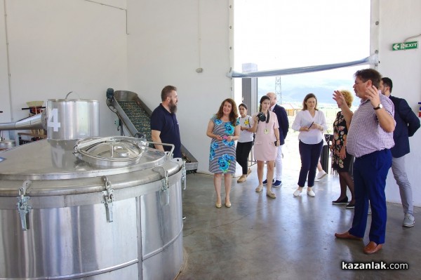 Новата дестилерия Terra Roza, на световния гигант dōTERRA, бе посетена от посланика на САЩ в България Херо Мустафа