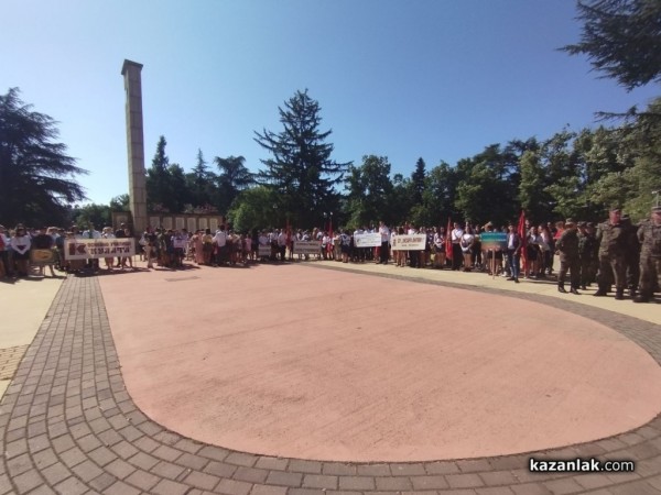 Казанлък отдава почит пред гибелта на Христо Ботев и загиналите за свободата на България