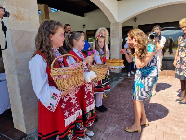 Кметът на Казанлък разговаря с американския посланик за възстановяването на НЧ “Светлина“ в град Шипка