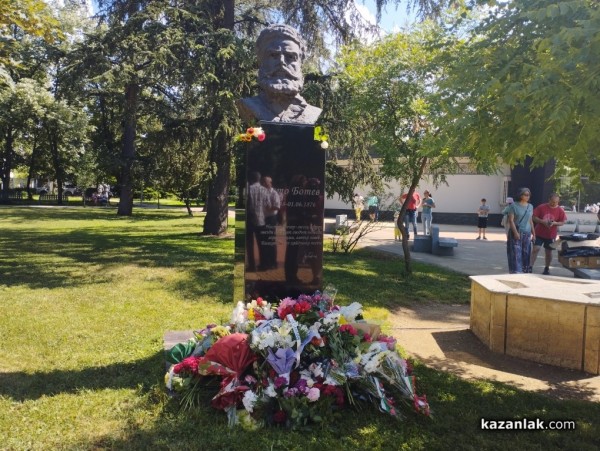 Казанлък отдава почит пред гибелта на Христо Ботев и загиналите за свободата на България