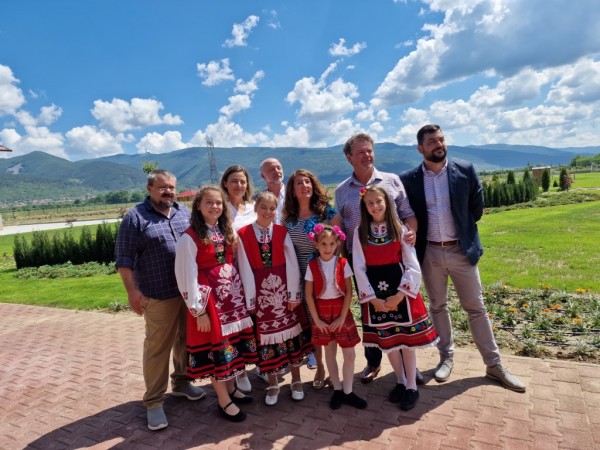 Кметът на Казанлък разговаря с американския посланик за възстановяването на НЧ “Светлина“ в град Шипка