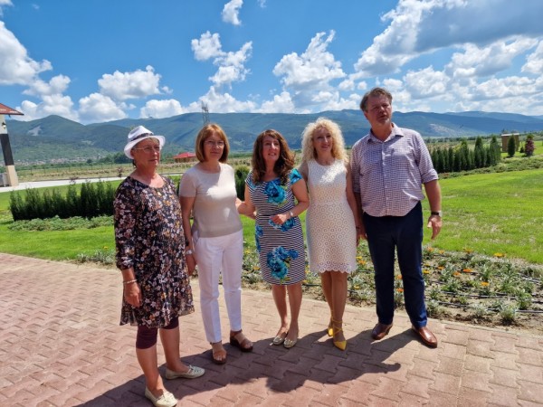 Кметът на Казанлък разговаря с американския посланик за възстановяването на НЧ “Светлина“ в град Шипка