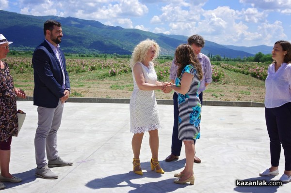 Новата дестилерия Terra Roza, на световния гигант dōTERRA, бе посетена от посланика на САЩ в България Херо Мустафа