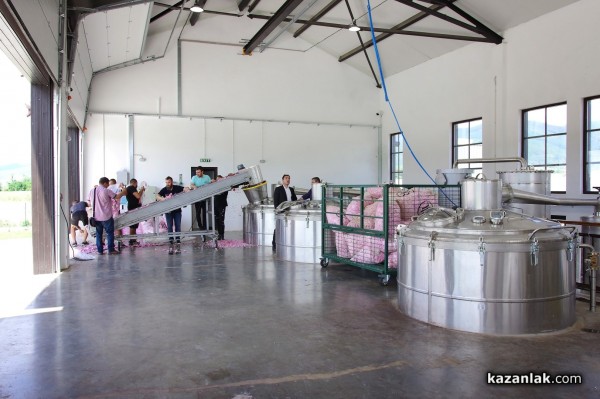 Новата дестилерия Terra Roza, на световния гигант dōTERRA, бе посетена от посланика на САЩ в България Херо Мустафа