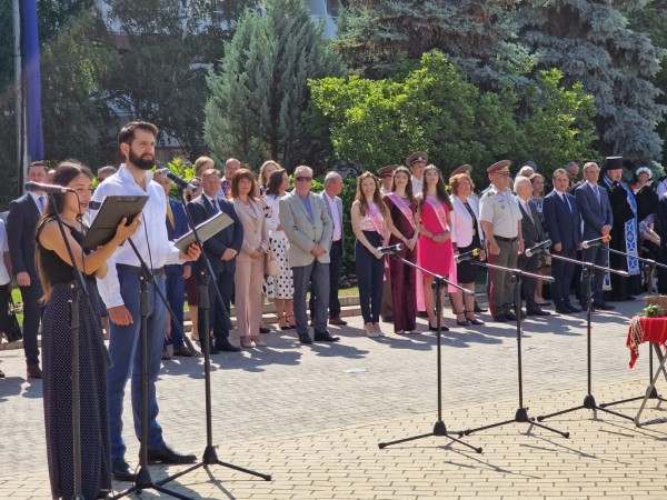 Кметът към казанлъчани: Бъдещето на Казанлък зависи само от нас! Дните Ви да са удовлетворени и пълни със щастие!