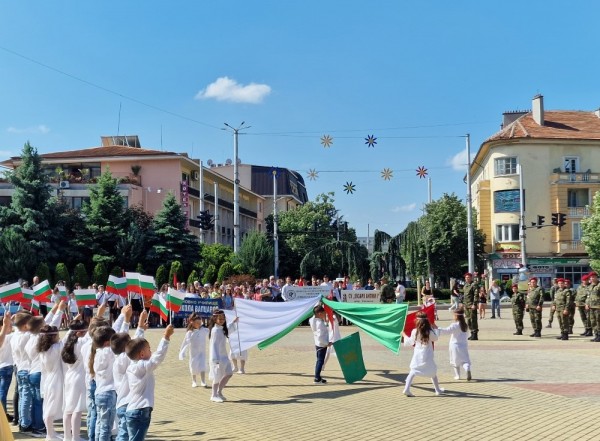 Кметът към казанлъчани: Бъдещето на Казанлък зависи само от нас! Дните Ви да са удовлетворени и пълни със щастие!