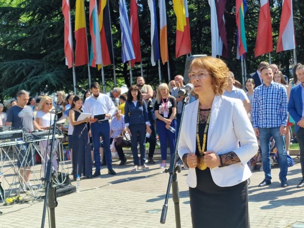 Кметът към казанлъчани: Бъдещето на Казанлък зависи само от нас! Дните Ви да са удовлетворени и пълни със щастие!