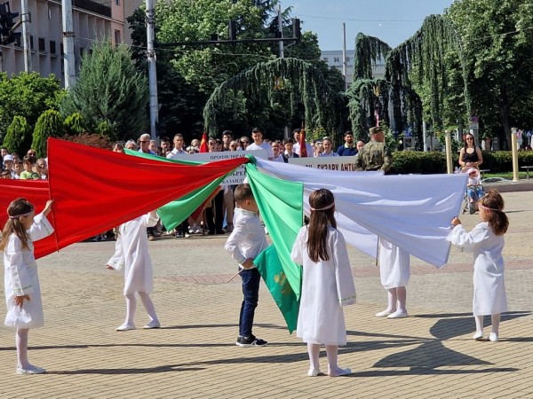 Кметът към казанлъчани: Бъдещето на Казанлък зависи само от нас! Дните Ви да са удовлетворени и пълни със щастие!