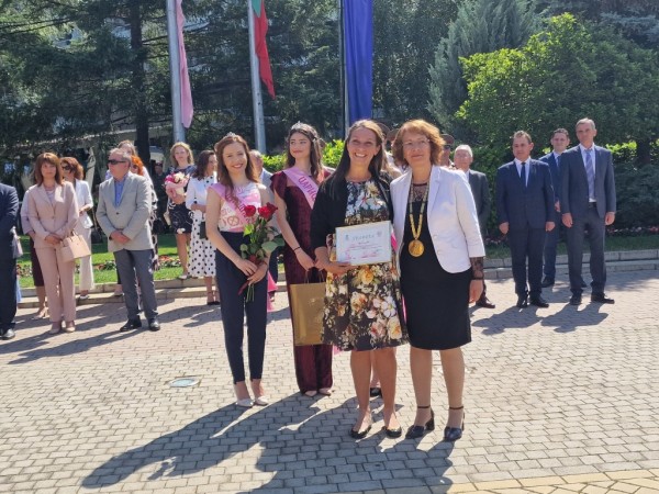 Кметът към казанлъчани: Бъдещето на Казанлък зависи само от нас! Дните Ви да са удовлетворени и пълни със щастие!