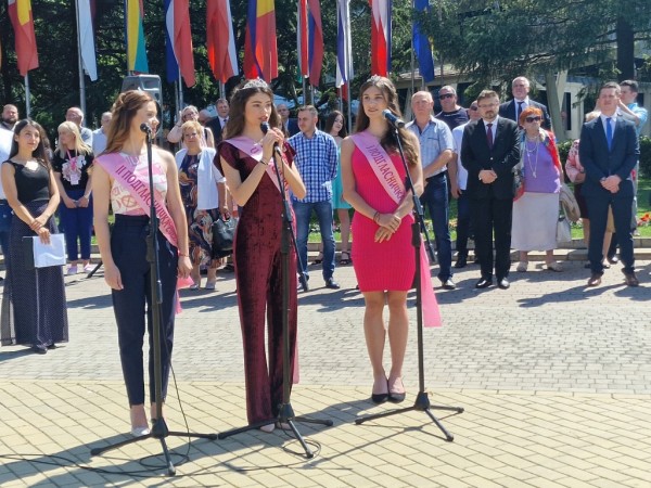 Кметът към казанлъчани: Бъдещето на Казанлък зависи само от нас! Дните Ви да са удовлетворени и пълни със щастие!