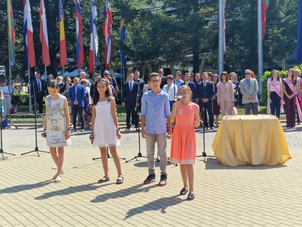 Кметът към казанлъчани: Бъдещето на Казанлък зависи само от нас! Дните Ви да са удовлетворени и пълни със щастие!