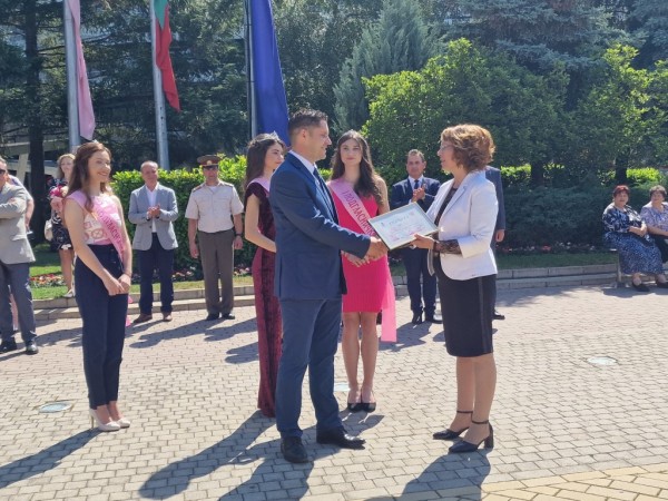 Кметът към казанлъчани: Бъдещето на Казанлък зависи само от нас! Дните Ви да са удовлетворени и пълни със щастие!