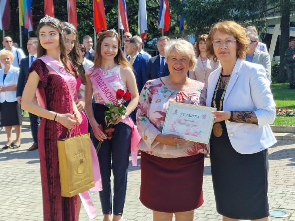 Кметът към казанлъчани: Бъдещето на Казанлък зависи само от нас! Дните Ви да са удовлетворени и пълни със щастие!