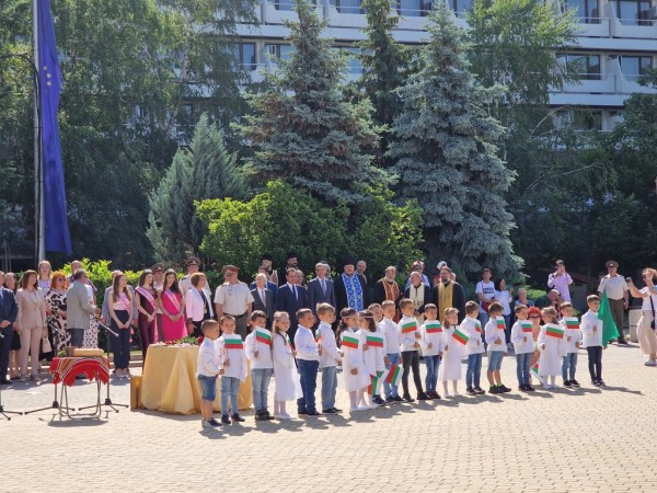 Кметът към казанлъчани: Бъдещето на Казанлък зависи само от нас! Дните Ви да са удовлетворени и пълни със щастие!