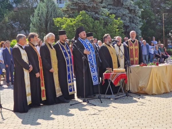 Кметът към казанлъчани: Бъдещето на Казанлък зависи само от нас! Дните Ви да са удовлетворени и пълни със щастие!