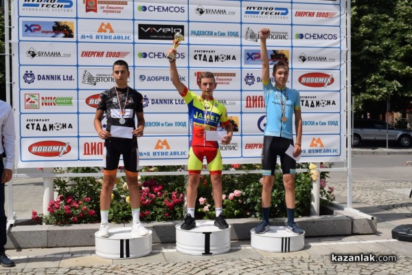 Над 100 колоездачи се бориха за Купа “Долината на тракийските владетели 2022“