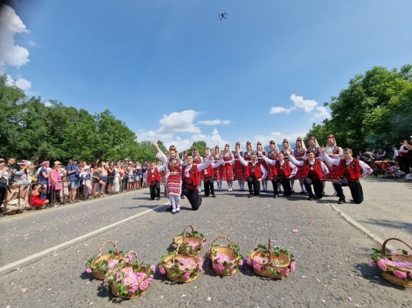 Изобилие от цветове, аромати и емоции на кулминацията на 119-я Празник на розата в Казанлък
