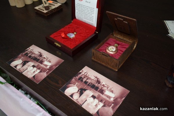 Двудневно парфюмерийно изложение „С аромат на роза“ се проведе в Казанлък