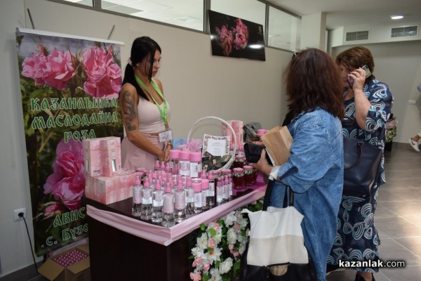 Двудневно парфюмерийно изложение „С аромат на роза“ се проведе в Казанлък