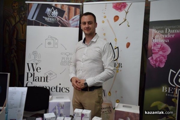 Двудневно парфюмерийно изложение „С аромат на роза“ се проведе в Казанлък