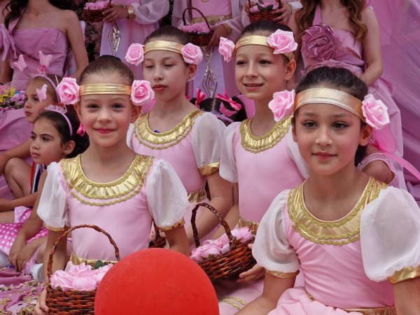 Изобилие от цветове, аромати и емоции на кулминацията на 119-я Празник на розата в Казанлък