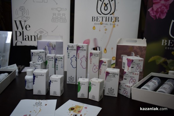 Двудневно парфюмерийно изложение „С аромат на роза“ се проведе в Казанлък