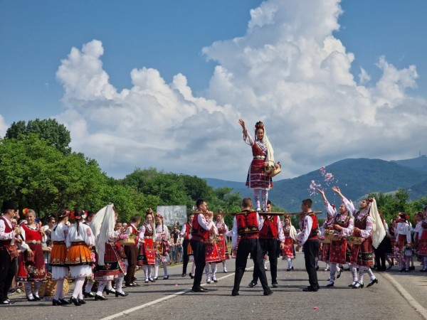 Изобилие от цветове, аромати и емоции на кулминацията на 119-я Празник на розата в Казанлък