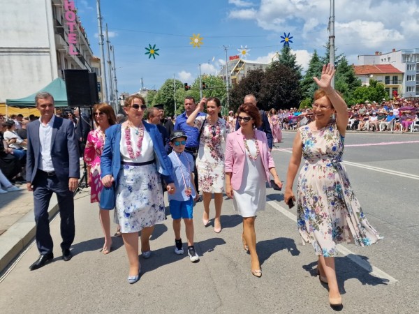 Изобилие от цветове, аромати и емоции на кулминацията на 119-я Празник на розата в Казанлък