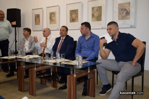 Министърът на земеделието Иван Иванов разговаря с розопроизводители от региона