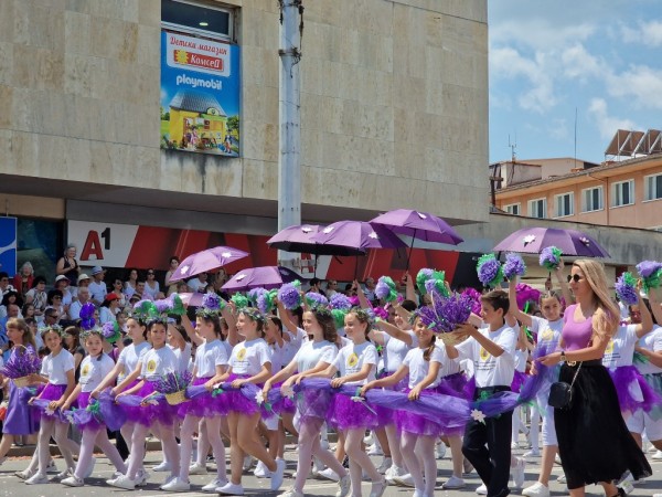 Изобилие от цветове, аромати и емоции на кулминацията на 119-я Празник на розата в Казанлък