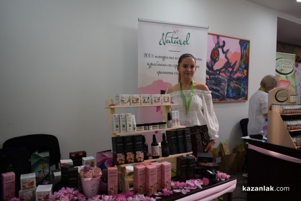 Двудневно парфюмерийно изложение „С аромат на роза“ се проведе в Казанлък