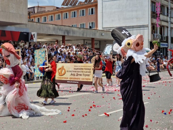 Изобилие от цветове, аромати и емоции на кулминацията на 119-я Празник на розата в Казанлък