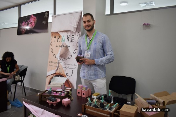 Двудневно парфюмерийно изложение „С аромат на роза“ се проведе в Казанлък