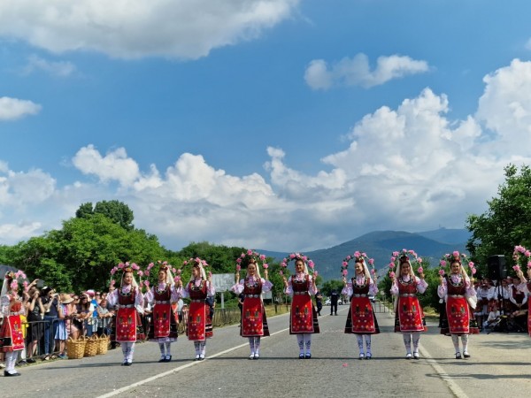 Изобилие от цветове, аромати и емоции на кулминацията на 119-я Празник на розата в Казанлък