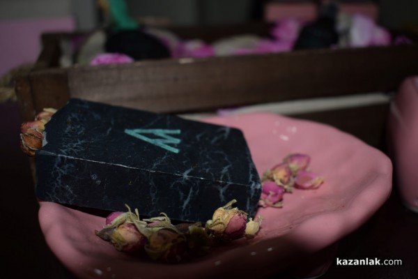 Двудневно парфюмерийно изложение „С аромат на роза“ се проведе в Казанлък