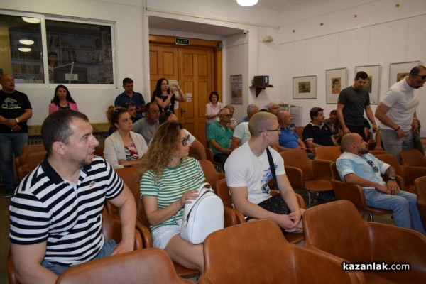 Министърът на земеделието Иван Иванов разговаря с розопроизводители от региона