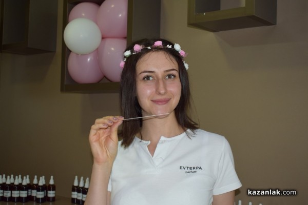 Двудневно парфюмерийно изложение „С аромат на роза“ се проведе в Казанлък