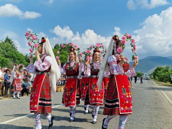 Изобилие от цветове, аромати и емоции на кулминацията на 119-я Празник на розата в Казанлък